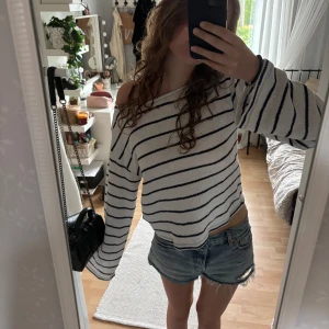 Randig vit stickad tröja  - Superfin stikad tröja från hm som jag aldrig fått användning av