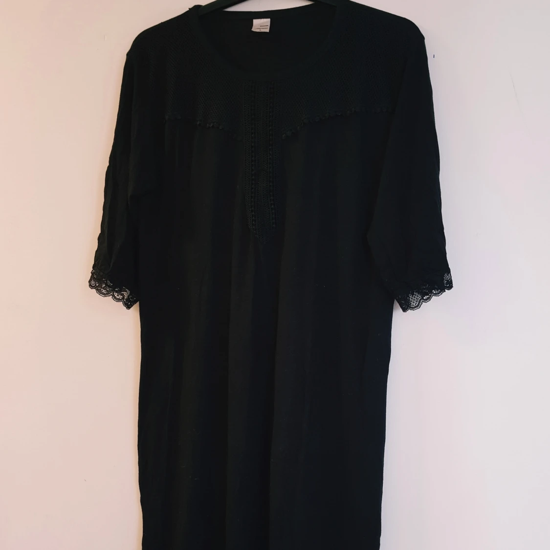 Svart tunika med spetsdetaljer från fashion strl L