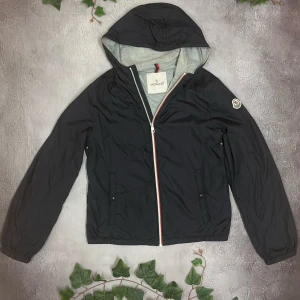 Moncler New Urville Giubotto (Äkta) - Moncler New Urville Giubotto 🎨 Färg: Mörkblå 📏 Storlek: S 📐 Mått: Fråga om det önskas ♻️ Skick: 10/10 🧵 Material: Utsida: Nylon, Insida: Bomull  ‼️Skickas dagen efter köpet genomförs‼️