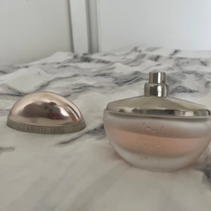 Cerruti 1881 Eau de Toilette - Säljer en Cerruti 1881 Eau de Toilette eftersom jag inte använder den längre. Köpt för 339 kr, och det är ungefär 70 % kvar i flaskan. Boxen finns tyvärr inte kvar.  Den har en väldigt fin doft – mjuk, blommig och fräsch med inslag av mimosa, jasmin och lite trä. Passar både till vardag och speciella tillfällen.