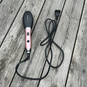HELT NY Värmeborste från Elgiganten  - Säljer min EJ PROVADE värmeborste fårn Emerio. Den blir värligt snabbt varm när man startar den och funkar superbra eftersom den är ny, säljer pga inget behov och för sent att lämna tillbaka 😅. NYPRIS 399kr