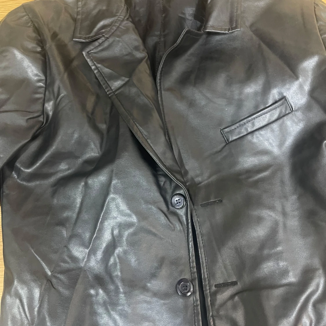 Svart skinnkavaj med knappar - 2