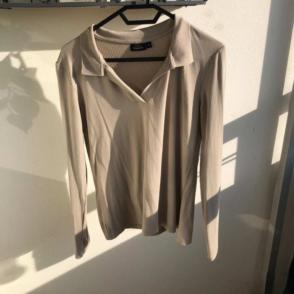 Beige ribbad långärmad tröja 