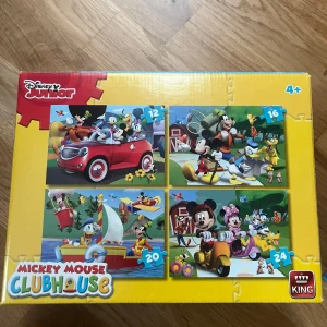 Mickey Mouse Clubhouse - Färgglad pusselbox med fyra motiv från Mickey Mouse Clubhouse! Pusslen har 12, 16, 20 och 24 bitar och är från fyra år och uppåt. 📩 Skicka gärna ett meddelande vid frågor eller om du vill ha flera bilder! 🌸😊 📦 Jag skickar snabbt och packar alltid med omsorg