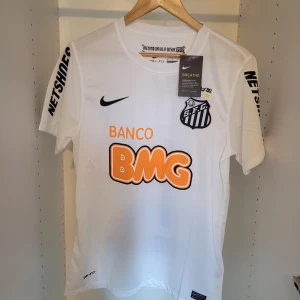 Santos Neymar Jr matchtröja Nike vit - Santos FC fotbollströja med Neymar Jr och nummer 11 på ryggen från 2013 och i perfekt skick.