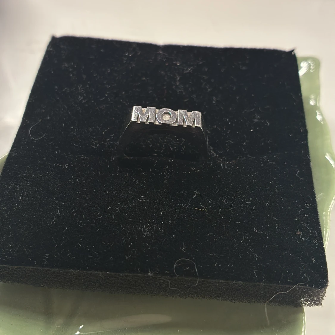 silvrig ring med ”MOM” text från edblad  - 1