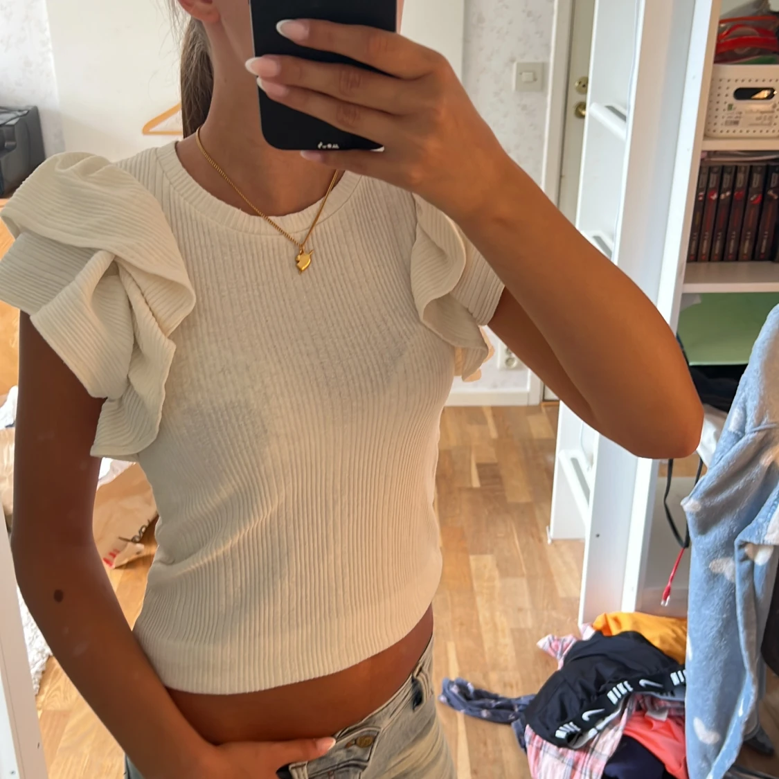 Vit ribbad topp med volangärmar - 2