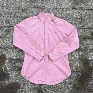Ralph lauren skjorta - Säljer en tvär fet rosa Ralph lauren skjorta. Trendig och perfekt för värmen. Modellen är s och är slim fit. Vid fler frågor och funderingar är de bara att höra av sig 