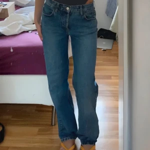 Zara jeans  - Säljer mina Zara jeans i storlek 38, raka i modellen. Midjemått: 36 cm Innebenslängd: 83 cm 