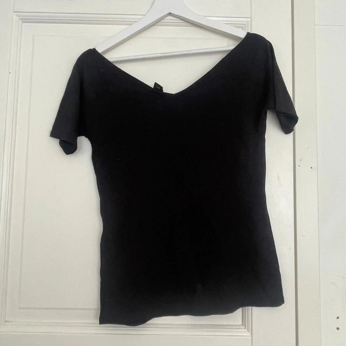 Svart v-ringad topp i bomull M - 1