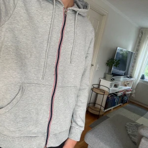 MONCLER HOODIE - Moncler Hoodie köpt här på Plick för 1800kr st L\M kontakta för minsta fundering