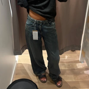 Vida low waist jeans - Säljer ett par snygga low waist vida jeans i mörkblå/grå tvätt. Jeansen är endast använda 1 gång och är som helt nya bara att prislappen är av. De är i storlek 164 men skulle säga xs/s, de passar mig perfekt som är 163 cm lång, skulle säga de passar upp till 167 cm. Hör av dig innan du klickar på köp!!!