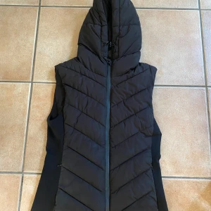 Zara väst - Zara väst. Storlek M. Perfekt för höst och vår, använt den några gånger. 