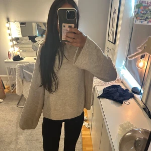 Stickad hoodie - Mysig stickad hoodie