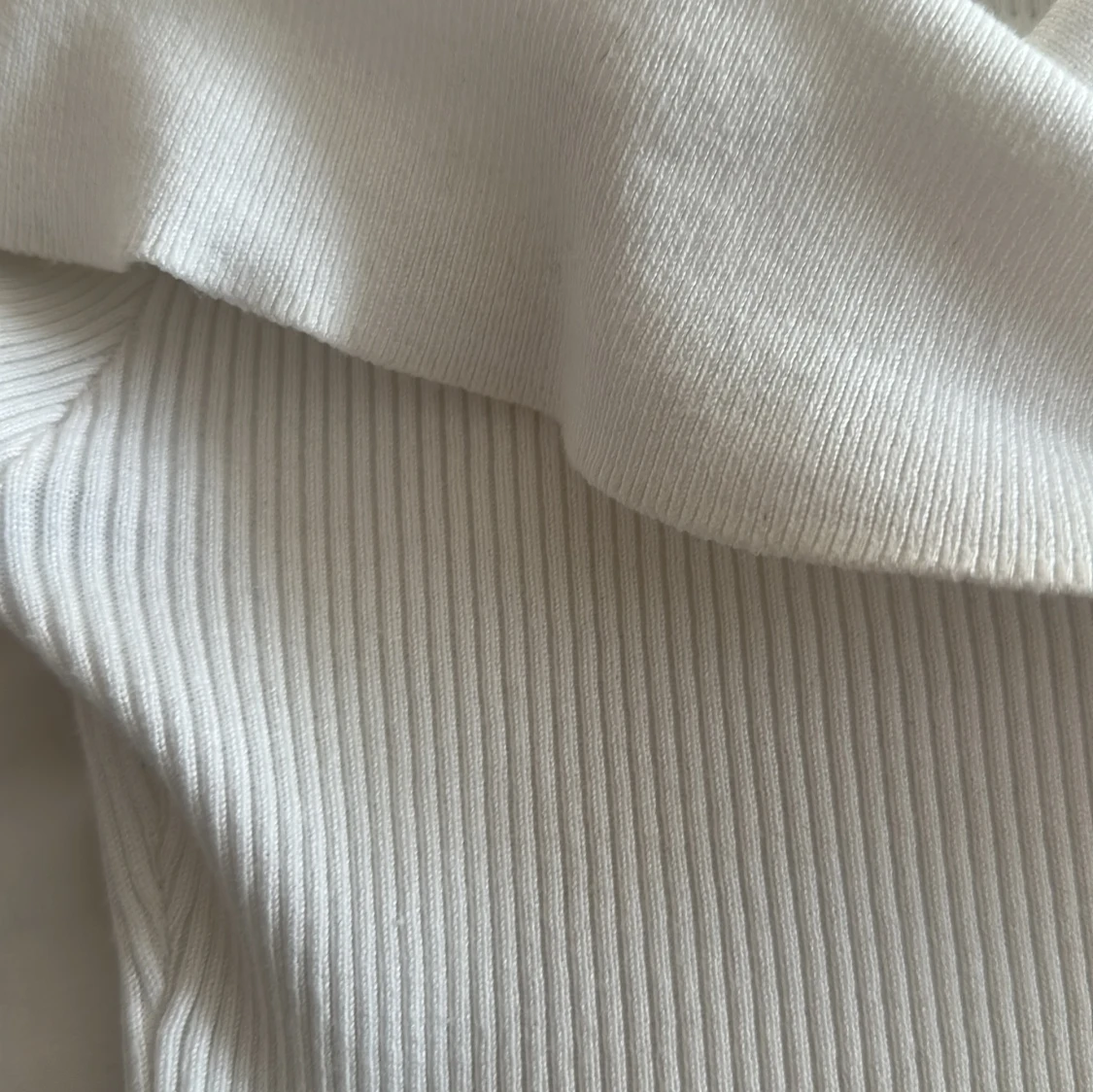 Vit ribbad offshoulder topp från BikBok - 2