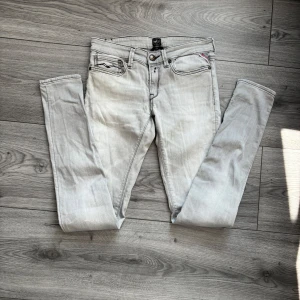 Vit/grå Replay jeans, W27 L32, ny utan prislapp - Skicka gärna vad du tycker att jeansen är värda, jag är öppen för bud, skicka gärna ett! Unika vit/grå jeans från Replay i storlek W27 L32 – ny utan prislapp och i mycket fint skick. Snygg, något tvättad look som ger karaktär utan att ta över. Stretchigt material och smickrande passform. Nypris ca 1 500 kr – mitt pris: 599 kr. Kika gärna in min profil, jag lägger upp fler liknande plagg löpande!  Replay jeans vit grå W27 L32 dam herr slim fit stretch denim ny utan prislapp knappt använda tvättad