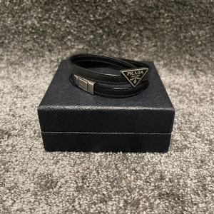 Prada Armband  - ‼️VI TAR EJ BYTEN‼️Prada Armband | Skick: 9/10 | Storlek M (Passar en handled på 18-20CM, då armbandet är dubbel) | Fraktar inom 24H efter köp på köparens bekostnad 📦💨 | Hör av dig vid minsta fråga eller fundering 💭