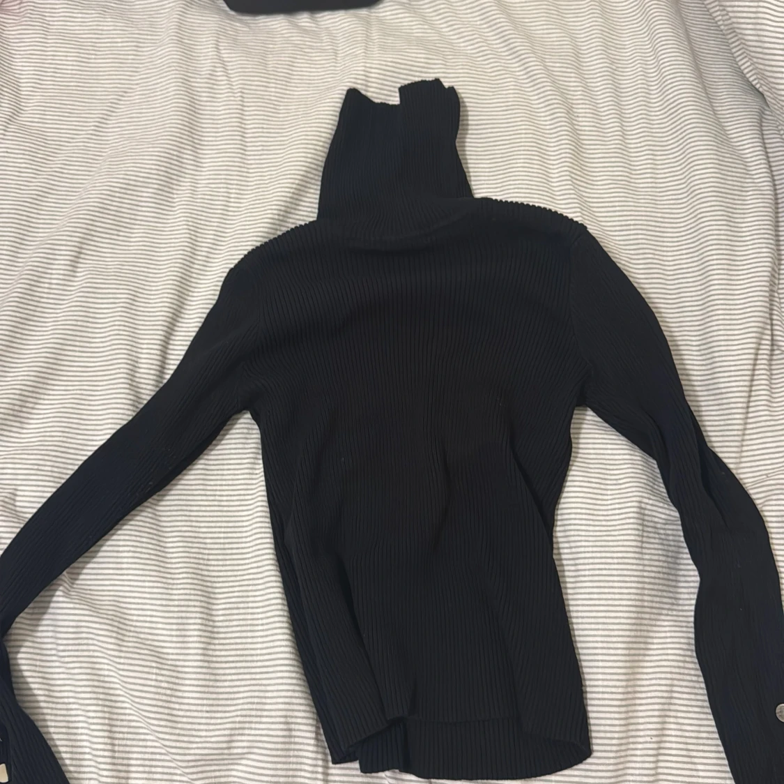 Svart ribbad polotröja med knappar - 2