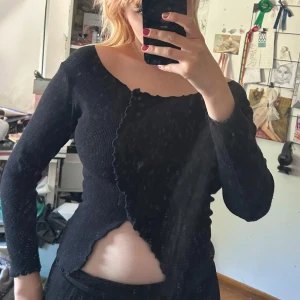 Svart långärmad tröja med lettuce edges  - Säljer för jag använder den inte längre och är lite för liten för mig 