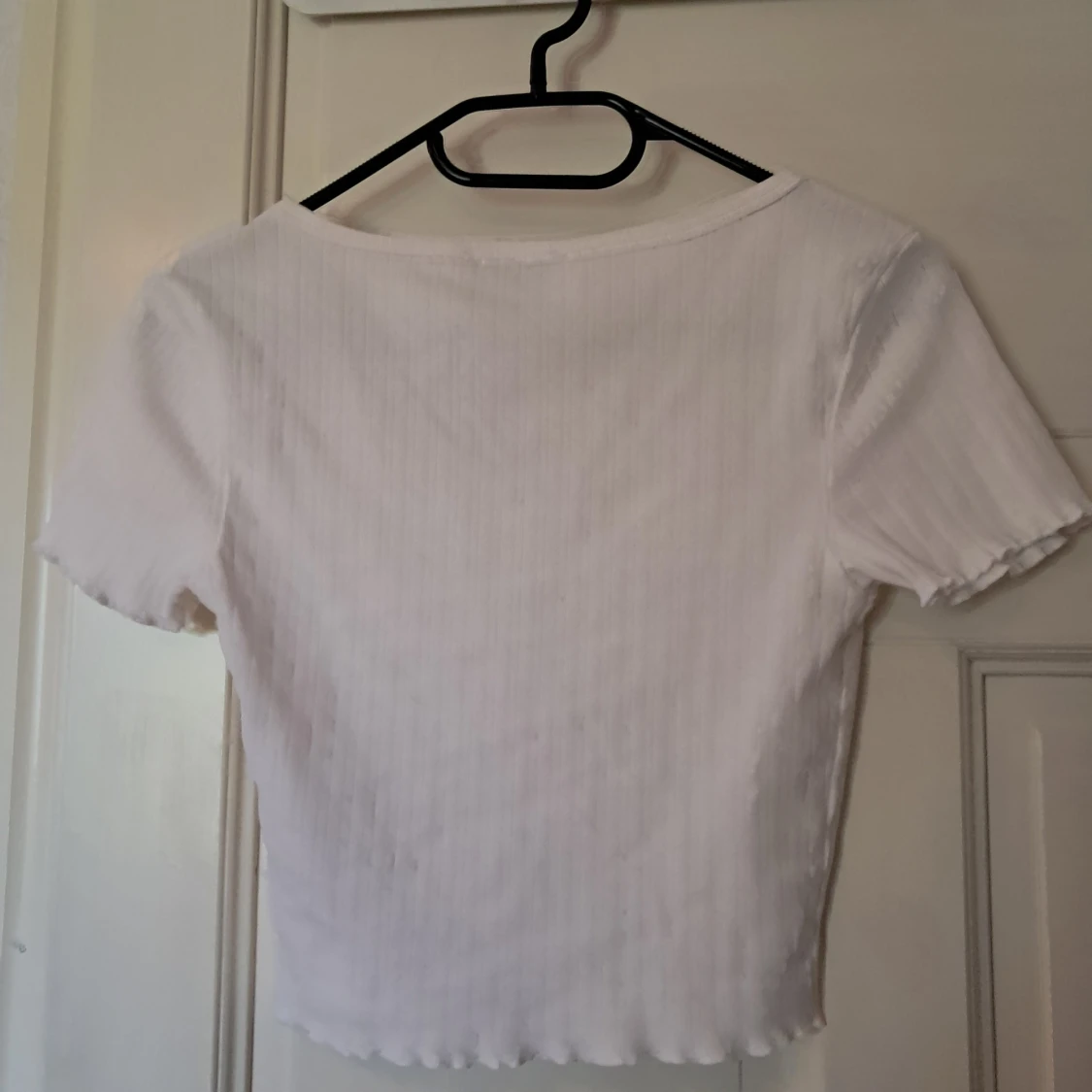 Vit ribbad topp med knappar  - 2