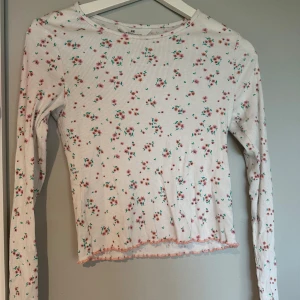 Blommig långarmäd topp - Jätte fin blommig topp från H&M. Knappt använd, ribbat och jätte skönt material💓💖 Är storlek 158/164 men passar mig som har storlek xs/s