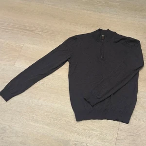 Stickad half zip-tröja Stenströms - Snygg stickad tröja från Stenströms med half zip och ribbad krage. Långärmad modell i tunnare material som passar perfekt till lager-på-lager. Klassisk och stilren look med diskret melerad effekt. (Finns någon defekt i rygg se bild, krympt i tvätt passar nu S)