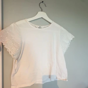 Vit blus med volang armar - Superfin vit blus från H&M med volang armar. Passar jätte bra till en fin och söt look. Endast använd 1 gång. Säljer för den inte kommer till användning💖Den är i storlek 158/164 men passar även mig som har xs/s.