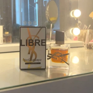 Yves Saint Laurent Libre Le Parfum - Nästan helt ny parfym, blivit använd lite som man ser! Hör av er vid frågor! <3
