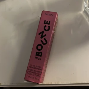 Benefit BADgal BOUNCE Mascara - Benefit BADgal BOUNCE är en volymgivande mascara som ger fylligare och fluffigare fransar. Kommer i en snygg rosa förpackning med svart text. Perfekt för dig som vill ha extra volym och dramatik till fransarna. Aldrig använd 💕