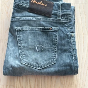 Corneliani Jeans  - Corneliani Jeans 🇮🇹| Storlek: W34, italienska jeans är oftast mindre i storleken! | Skick: 10/10 | Skyssta slitnings detaljer på knäna | Retail - 2900kr+