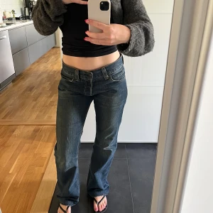 Levi's 512 Bootcut jeans blå W31 L34 - Säljer ett par klassiska Levi's 512 Bootcut jeans i mörkblå denim. Midjemått: 43 cm rakt över Innerbenslängd: 82 cm