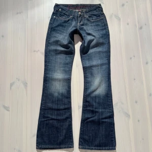 Low bootcut jeans  - Midjemått: 32cm. Innerbenslängd: 78cm. Kolla in min profil och följ för fler plagg🙌