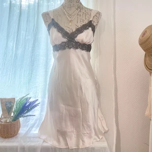 Silkesklänning med spetsdetaljer från La Senza - Superfin nattlinne i ljus champagnefärg från La Senza. Passar storlek 34-36. Dockan har storlek 36.