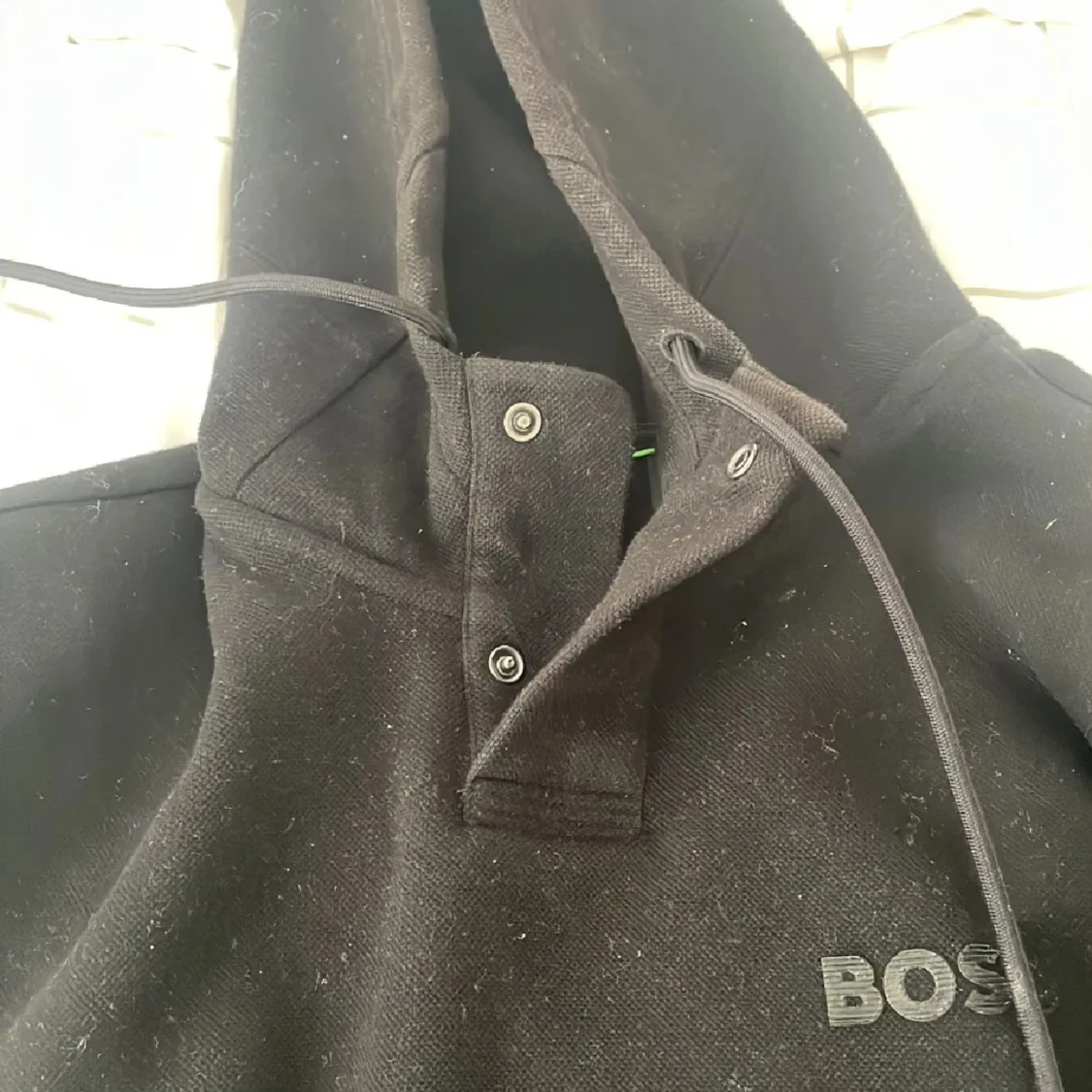 Svart hoodie från BOSS med huva - 4