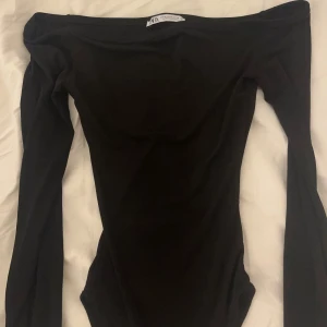 Svart body - En svart tunn body från Zara, tunt material och bra passform❣️priset kan sänkas vid snabbt och enkelt köp!!