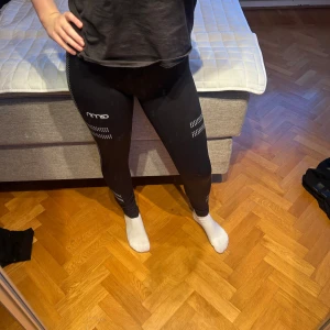 Svarta tights från Aim’n - Säljer ett par svarta tights från Aim`n med vita prickdetaljer längs benen och logga på låret. De är tighta och sitter skönt på kroppen. Pris går att diskutera 