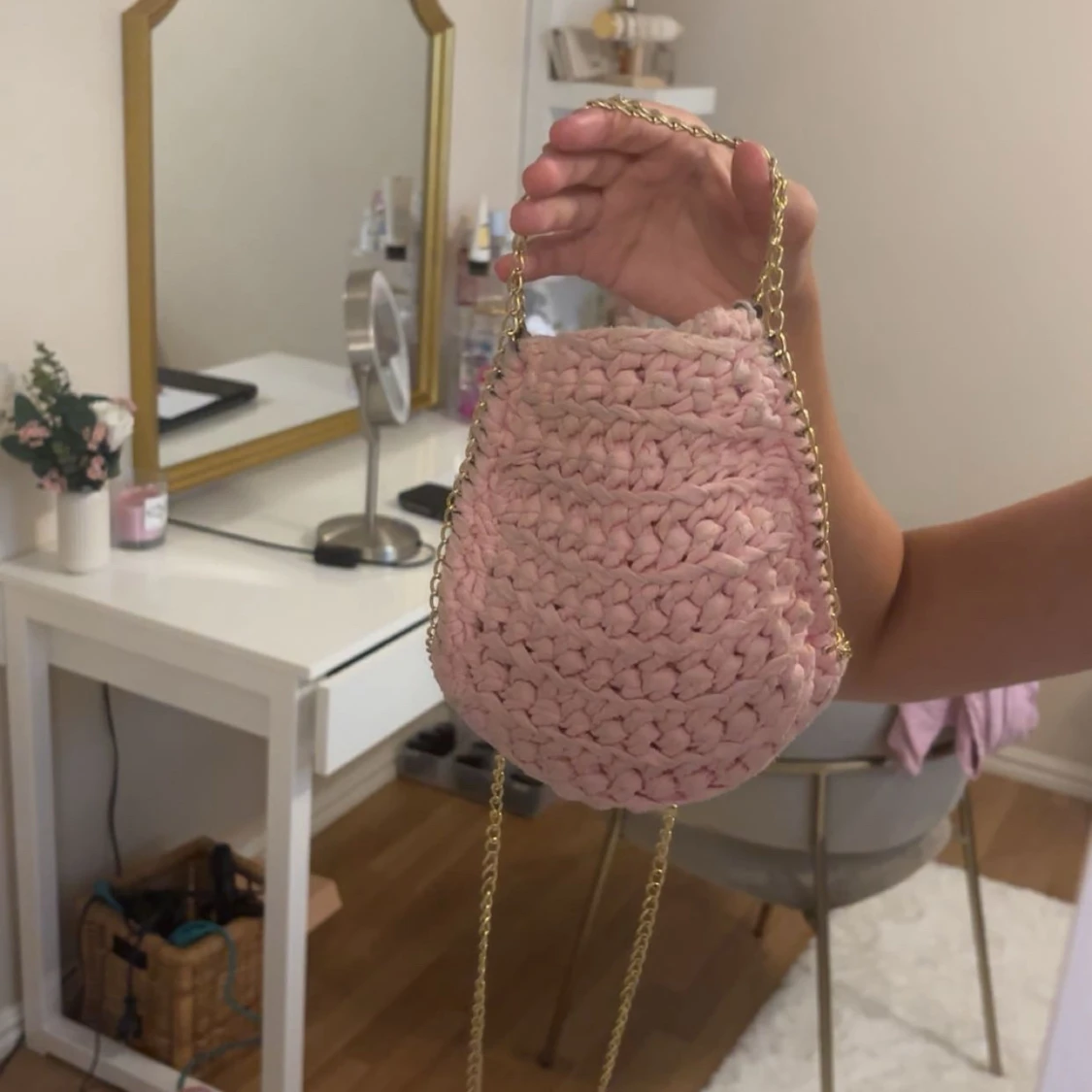 Rosa virkad axelväska med guldkedja - 2