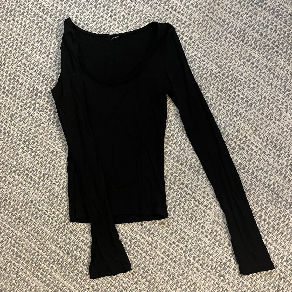 Svart långärmad topp med rund hals