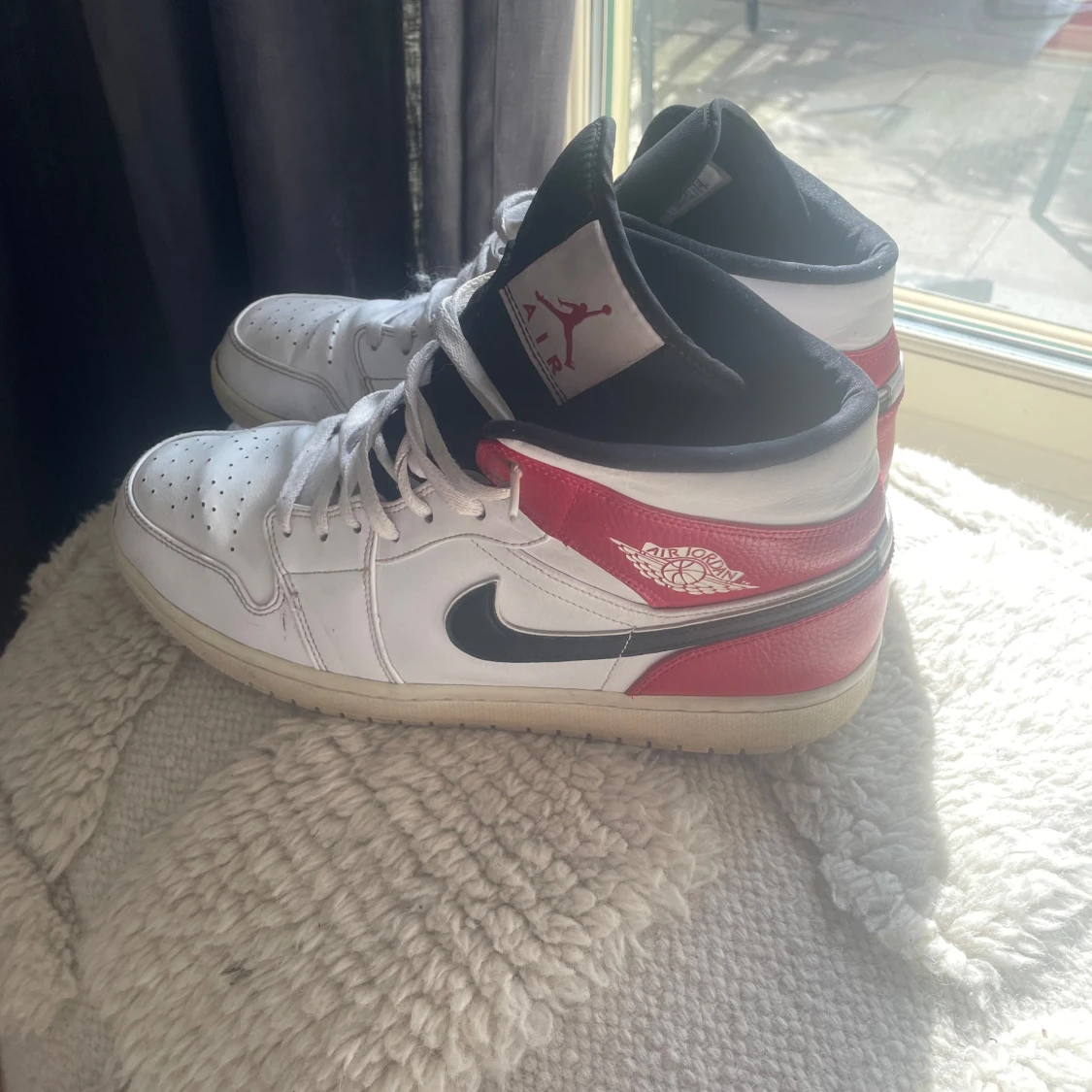 Nike Air Jordan 1 Mid Vit/Röd/Svart - 2
