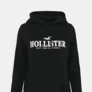 Svart hoodie från Hollister - snygg svart hoodie från hollister! köpt i usa🇺🇸 ena snöret är ungefär ner till midjan, men det går säkert att fixa ifall man vill!🖤🤍