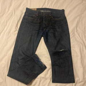 Ralph Lauren vintage jeans | Strl 33W 32L | Distressed mörkblåa - Ett par riktigt snygga vintage Ralph lauren jeans! Strl 33W 32L och passar ganska baggy! Perfekt för dig som gillar lite street style, men samtidigt märkeskläder för ett billigt pris! 