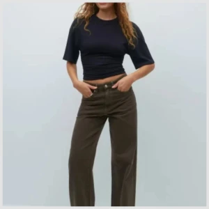 Svart  t-shirt som går inåt vid midjan - Köpt i januari för 260 kr men den kommer knappt till användning (jag tror att jag har haft på mig den 2/3 ggr). 