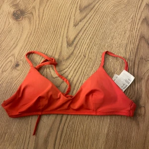 Röd bikini - Säljer denna röda bikini som varit en stor favorit i min garderob. Bra pris pga väll använd🥰☀️🤩Jätte fin j ryggen!