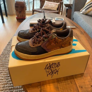 Travis Scott x Airforce 1 - Väldigt fint skick, små flaws vid hälen på båda skorna, annars felfria. PM för frågor.
