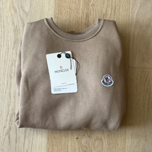 Moncler tröja  - Säljer min moncler tröja för den e för stor för mig, Storleken är M, Pris kan diskuteras och Skriv vid funderingar osv.