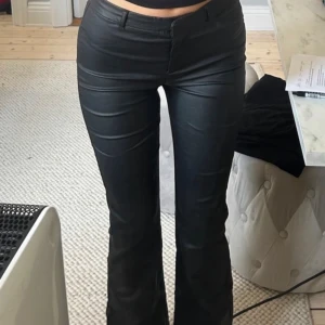 ONLY flare skinnbyxor - Säljer mina favorit utsvängda skinnbyxor från Only! Såå snygga storlek Xs/32 i benlängden🥰