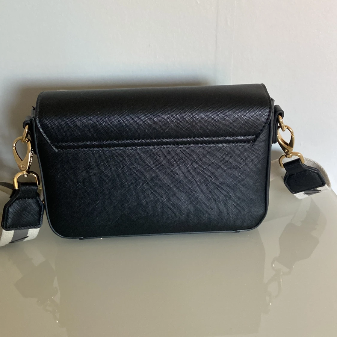 Svart axelväska från Valentino - 1