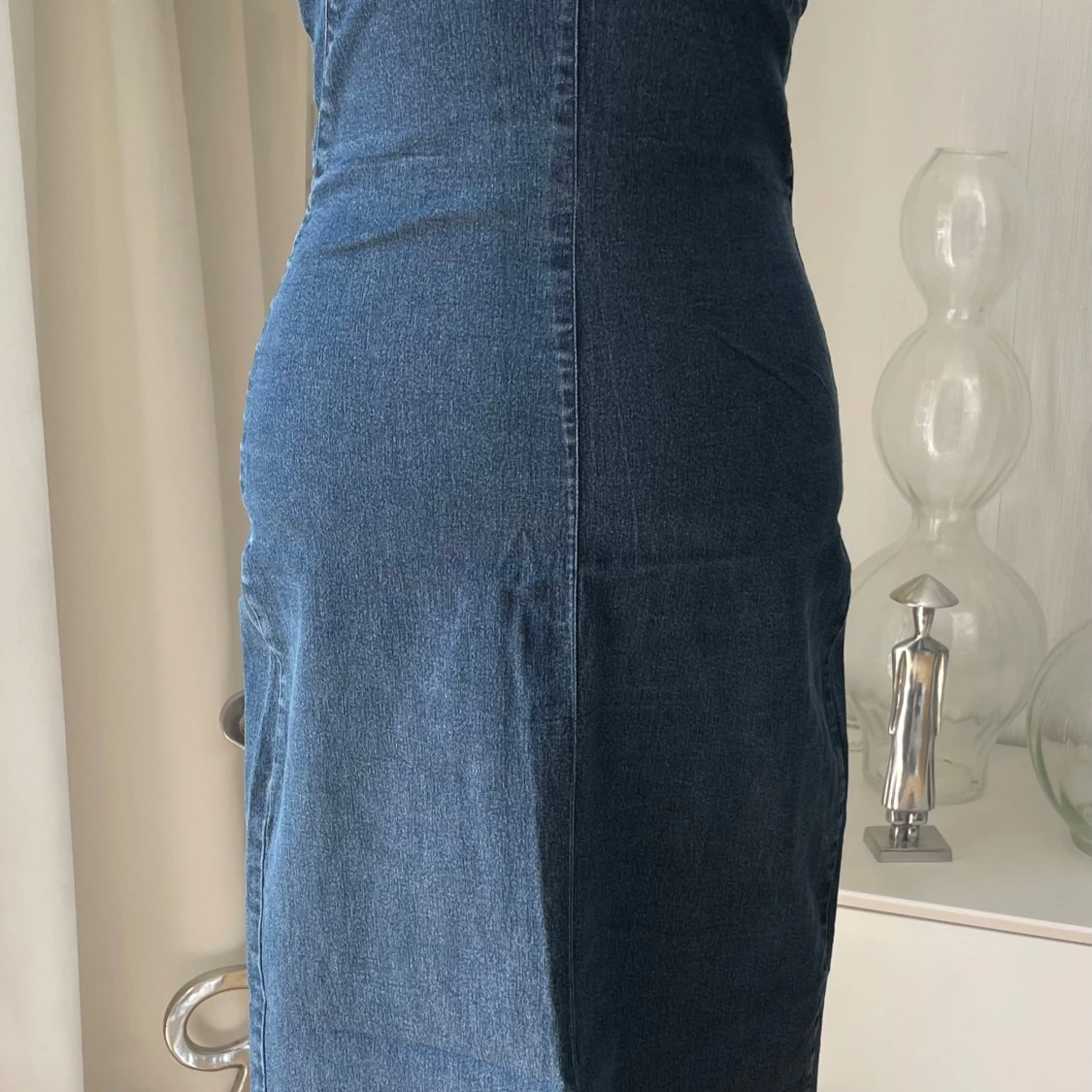 Axelbandslös jeansklänning i blå denim