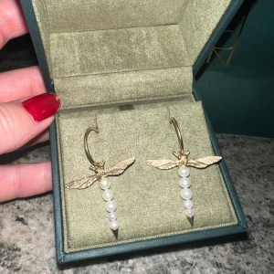 maria nilsdotter örhängen 💗 - helt nya örhängen från maria nilsdotter (fick de i studentpresent men jag är tyvärr en silverperson), nypris 3195 kr styck och 6390 kr paret, säljer vidare båda för 5000 kr. Kan köpas styckvis! Har förpackning och kvitto kvar🌷Postar eller möts upp i Stockholm:)