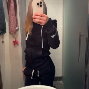 Mörkblå sett från Russemerch - BYTER GÄRNA MOT GRÅ RUSSEMERCH SETT!!!💗💗 Annars säljer jag denna för 1000💗🎀 Settet är nyköpt och använt 3 gånger då jag inte gillade färgen på mig ! 